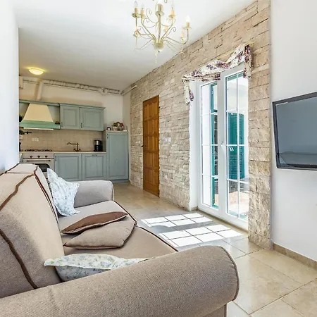 2 Bedroom Cozy Apartment In Pula *