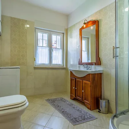 2 Bedroom Cozy Apartment In Pula